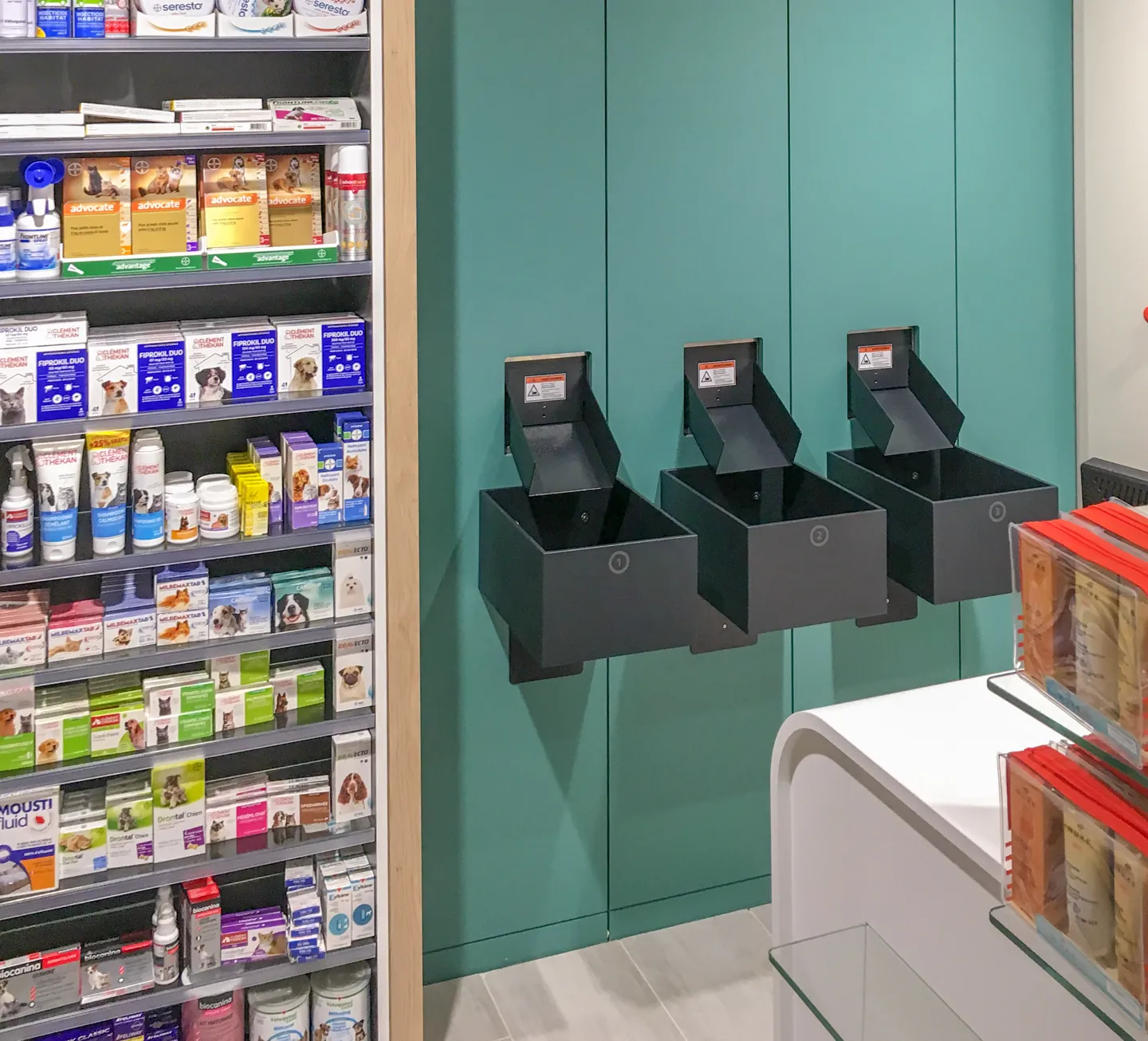 Três pontos de saída do robô instalados em uma parede verde, ao lado de uma gôndola com produtos.