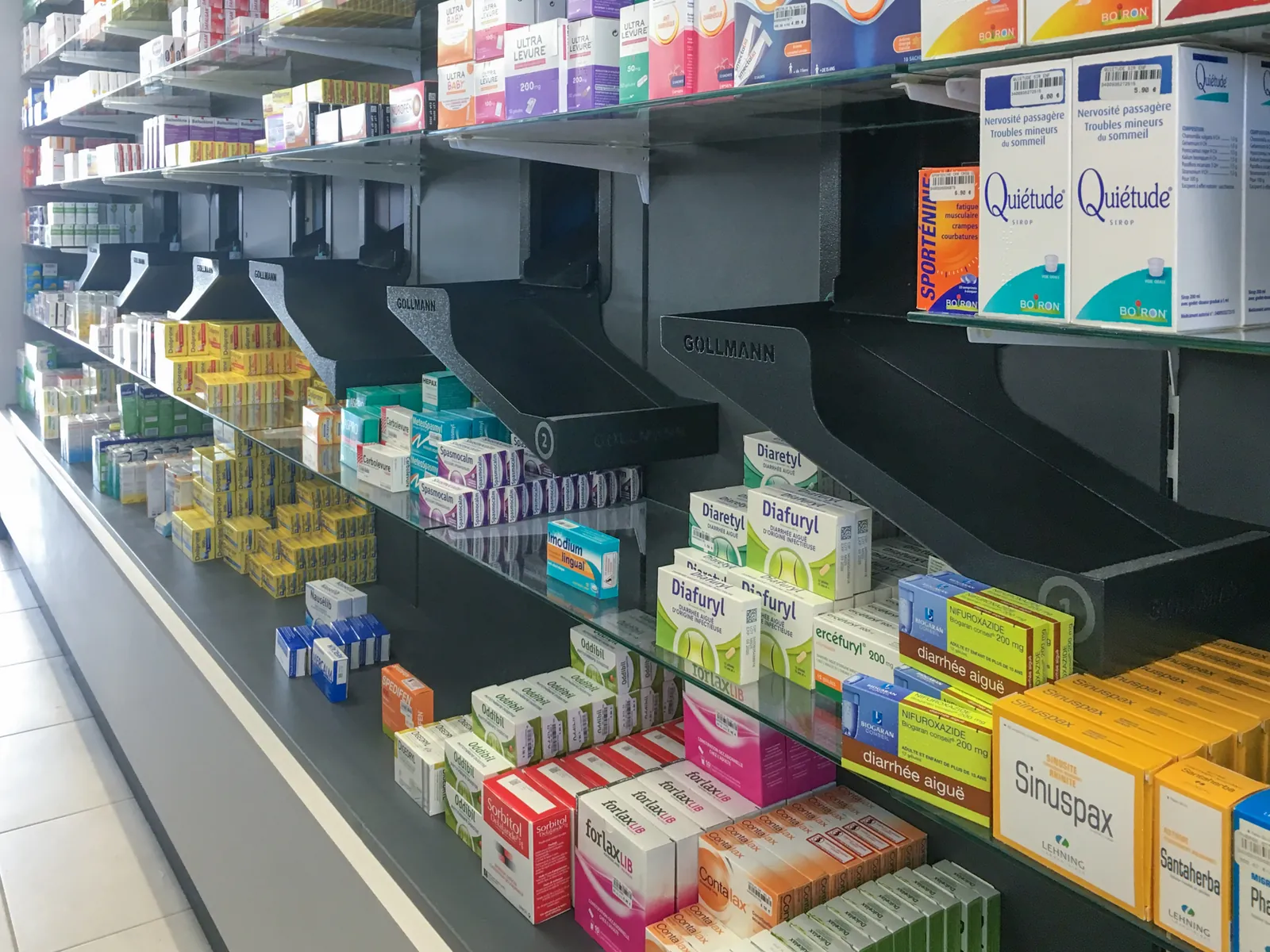 Pontos de saída do robô Gollmann embutidos nas prateleiras de medicamentos da área de venda.